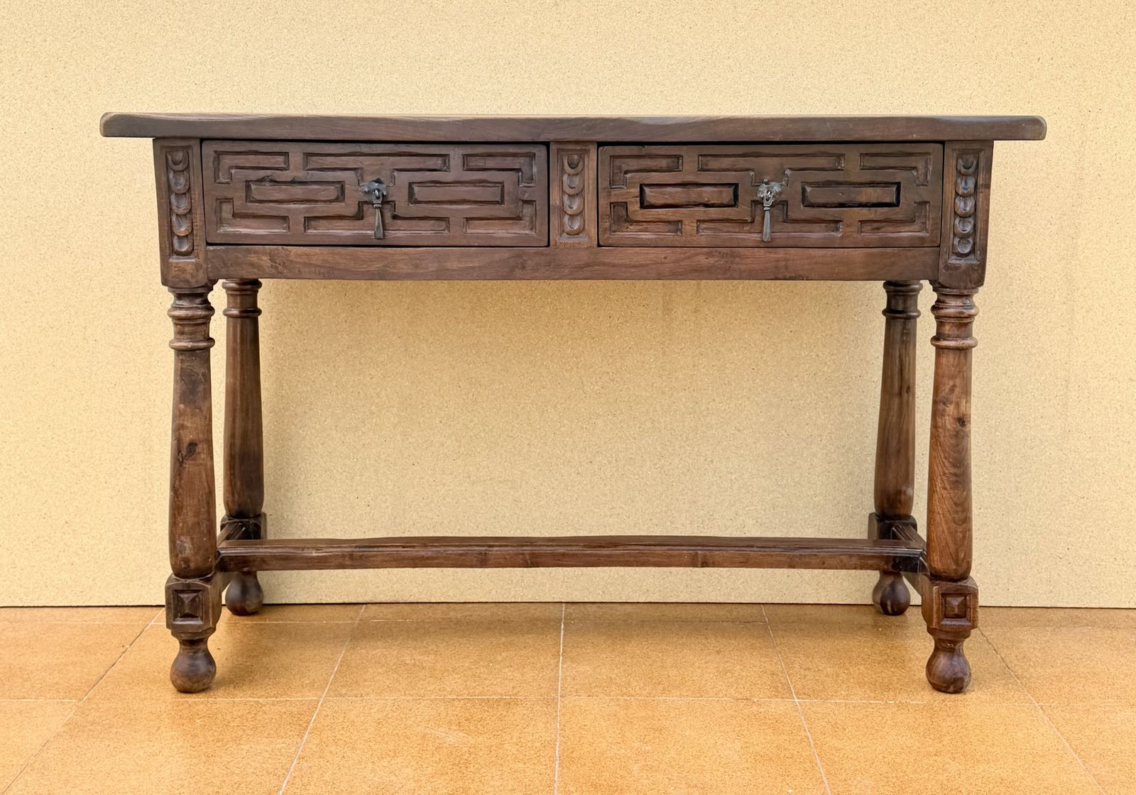 Spaanse walnoten consoletafel met geometrisch gesneden lades, jaren 1920 photo furniture