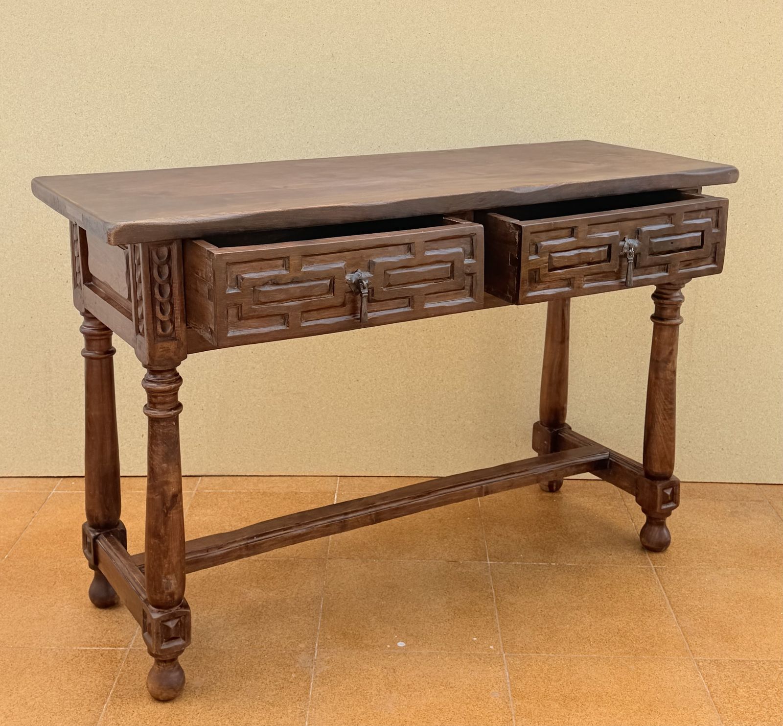 Spaanse walnoten consoletafel met geometrisch gesneden lades, jaren 1920 photo Meubels