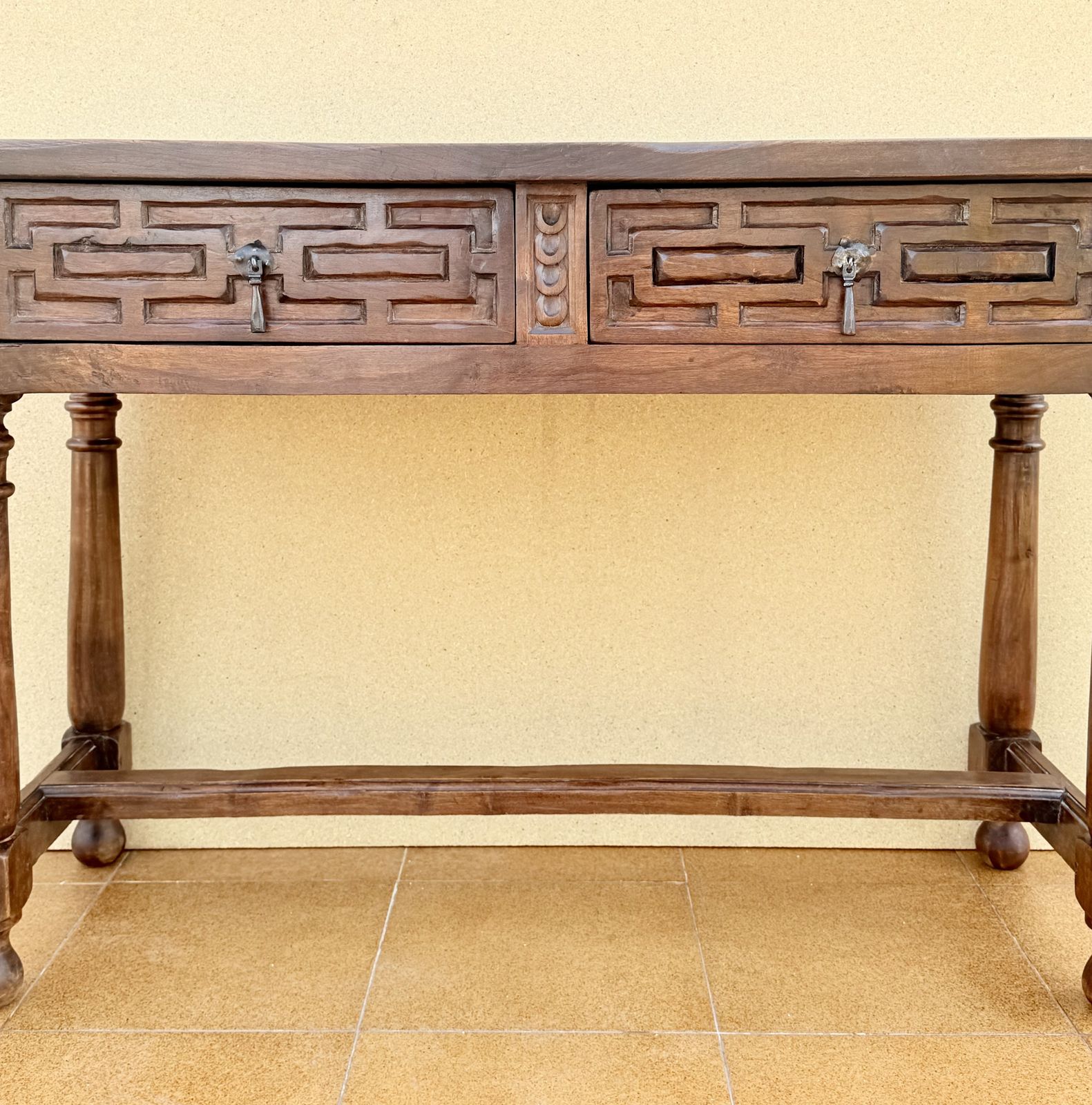 Spaanse walnoten consoletafel met geometrisch gesneden lades, jaren 1920 photo buy