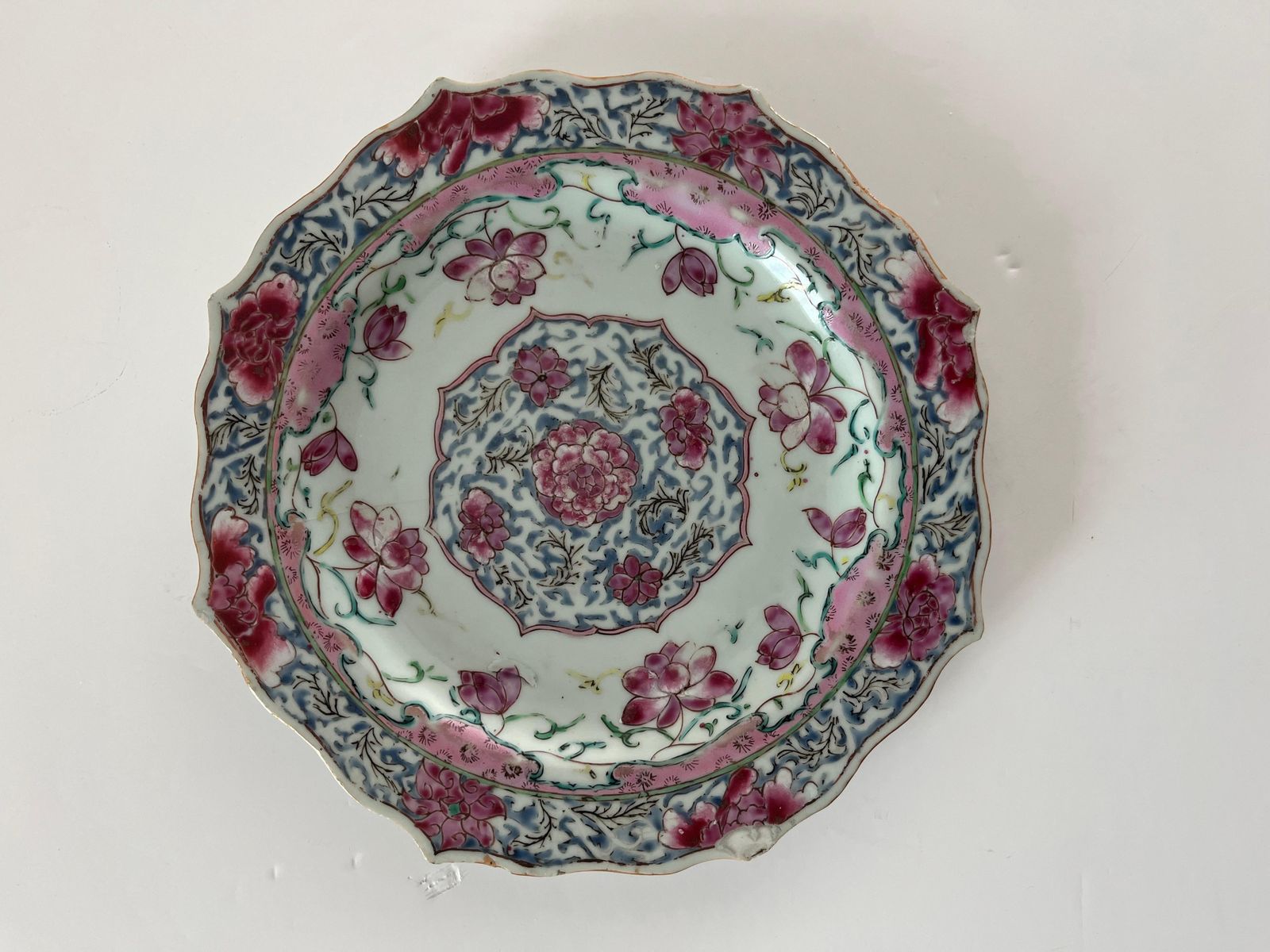 Handgeschilderd Chinees porseleinen lotusschotel, Yongzheng / Qianlong, 18e eeuw photo furniture
