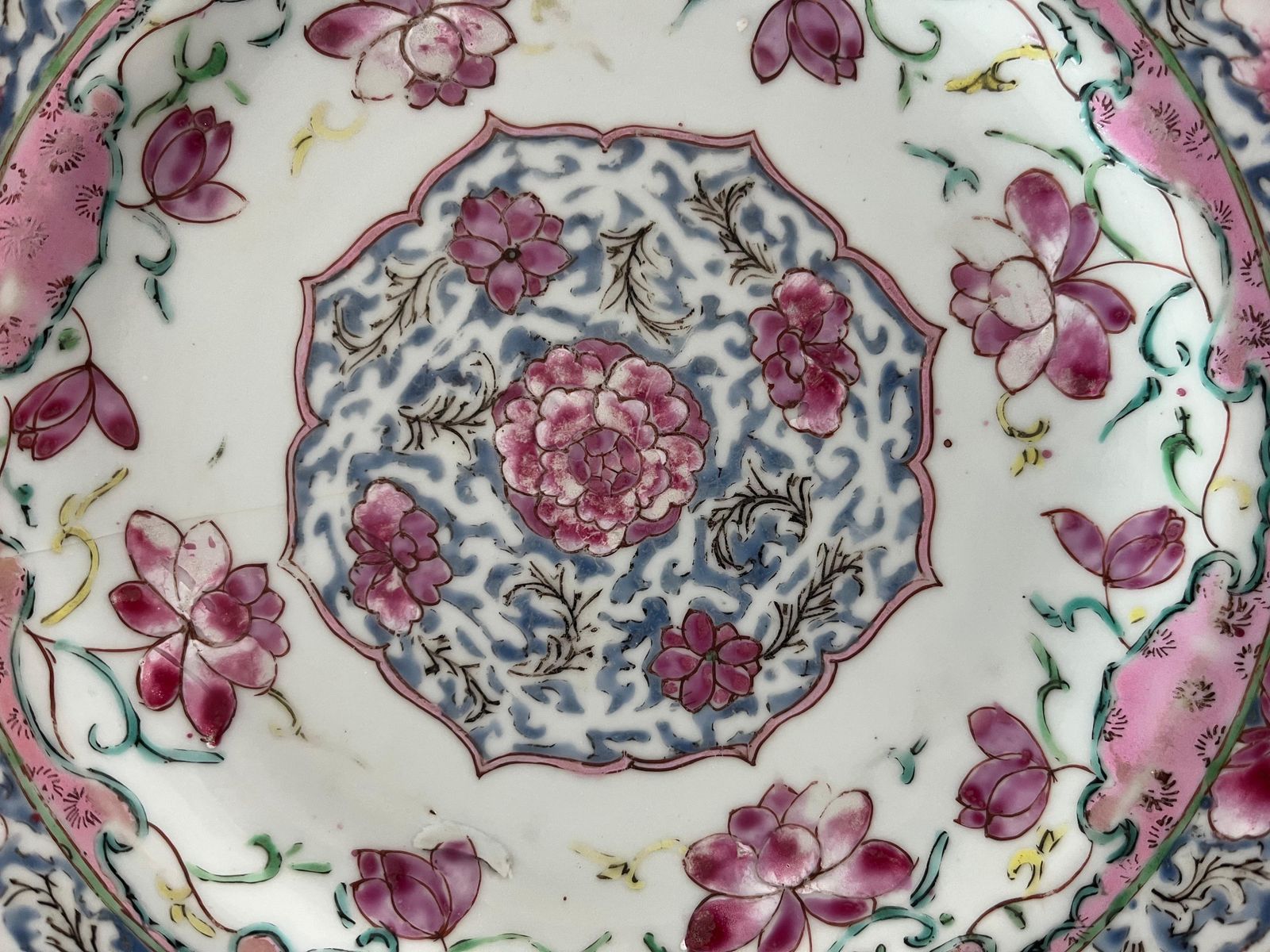 Handgeschilderd Chinees porseleinen lotusschotel, Yongzheng / Qianlong, 18e eeuw photo Woonaccessoires