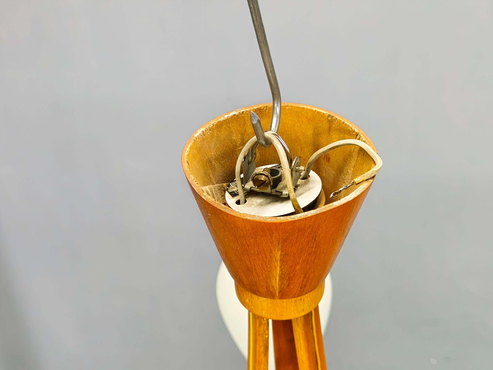 589.0 Paire de lustres mid-century modern en bois et verre par Dřevo Humpolec, Tchécoslovaquie photo