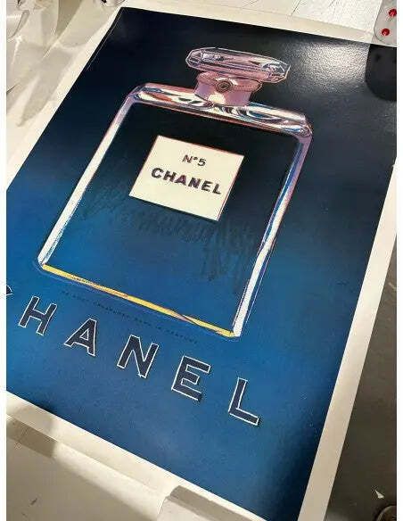 Affiche Pop Art Andy Warhol Chanel No 5 Perfume, bleue et noire photo furniture
