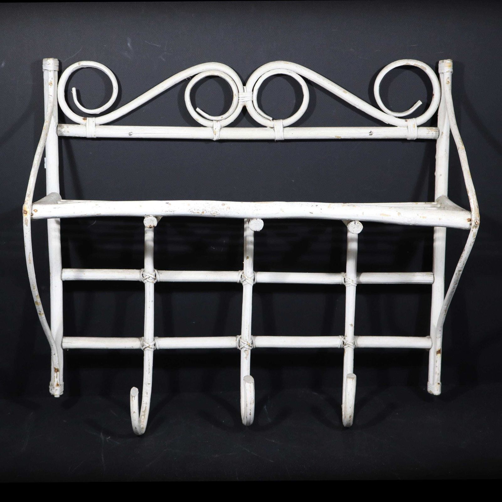 Étagère murale vintage française en bambou blanc avec crochets photo Mobilier