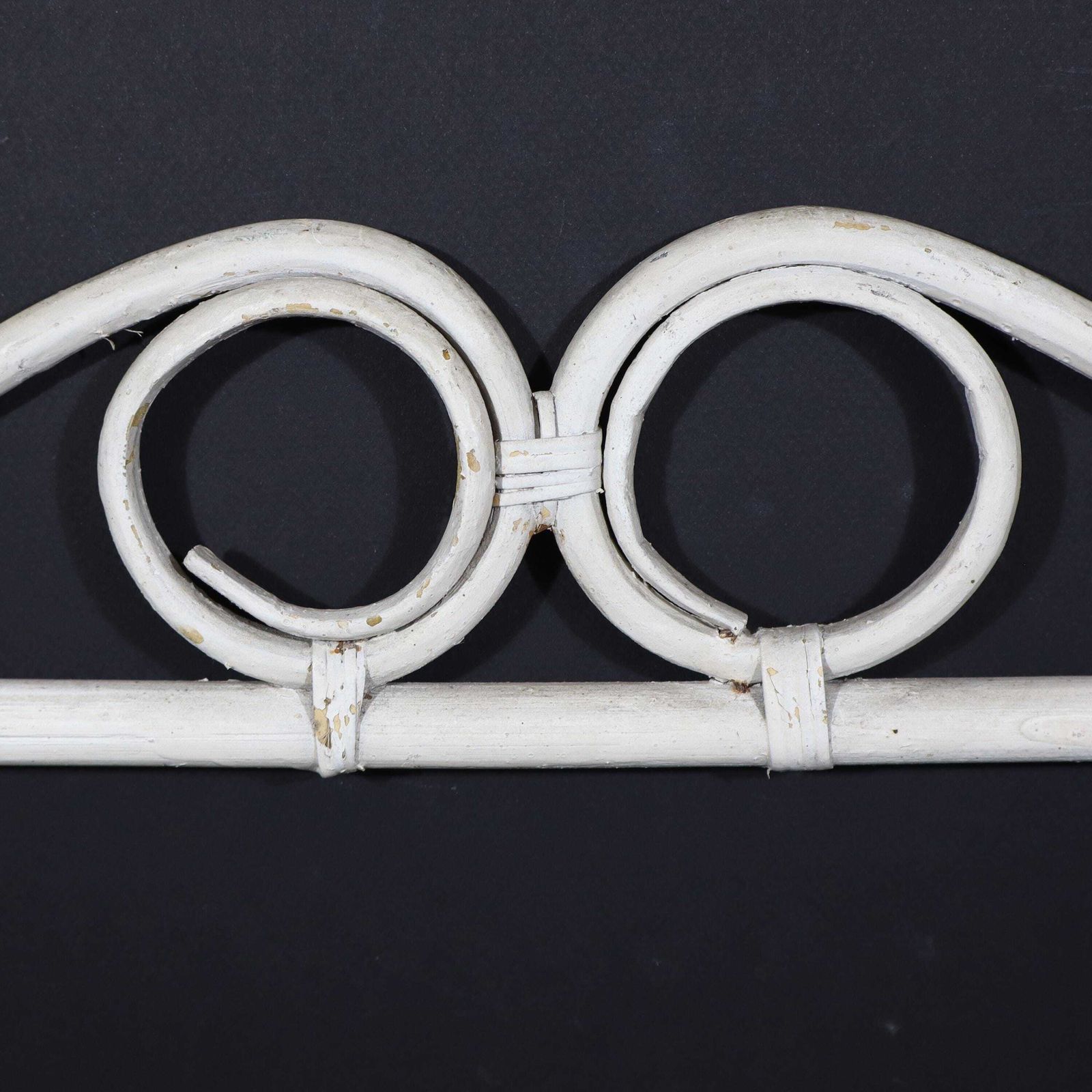photo for sale Franse Vintage Witte Bamboe Wandplank Met Haken