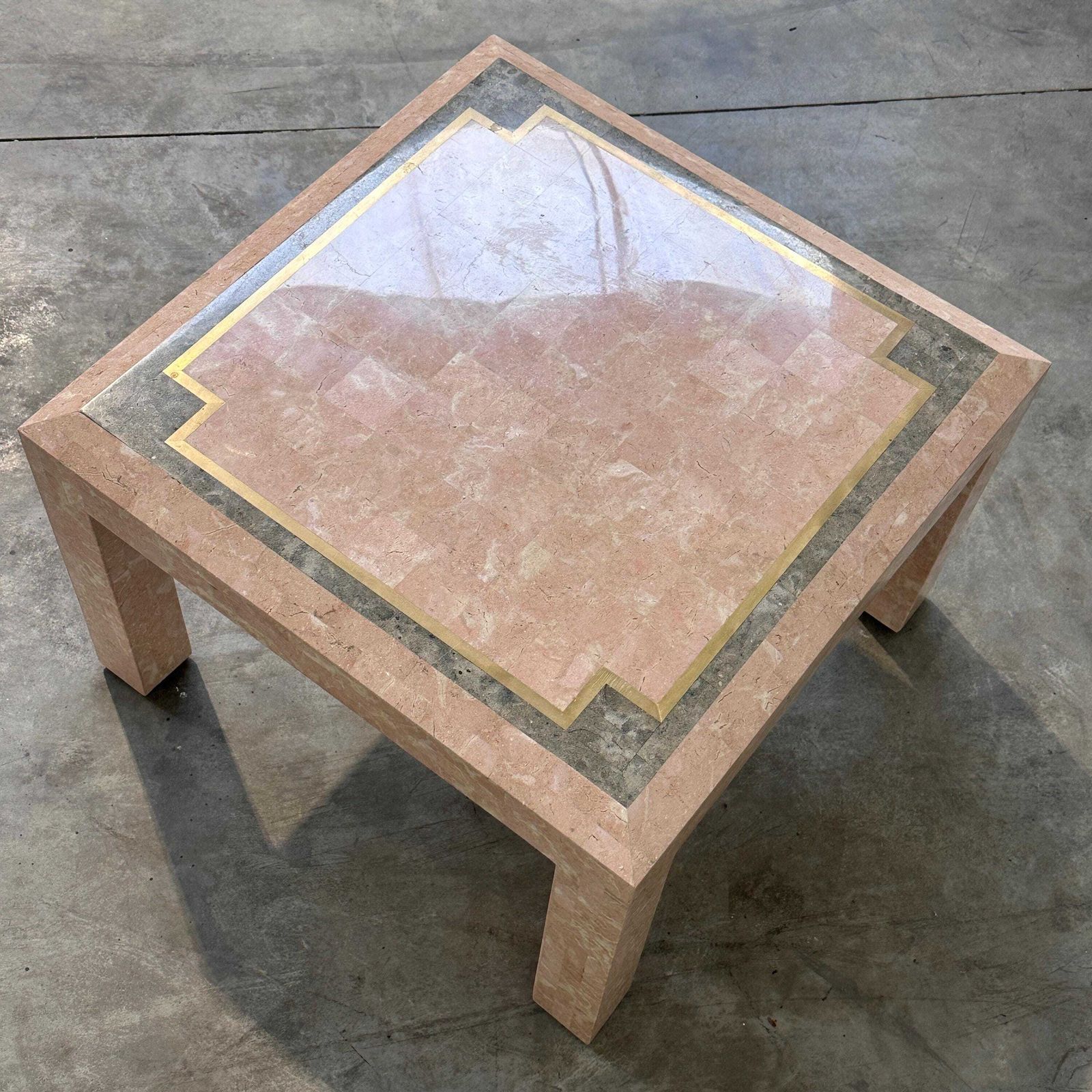 Postmoderne salontafel van roze marmer met messing inleg, Italië, jaren 1980