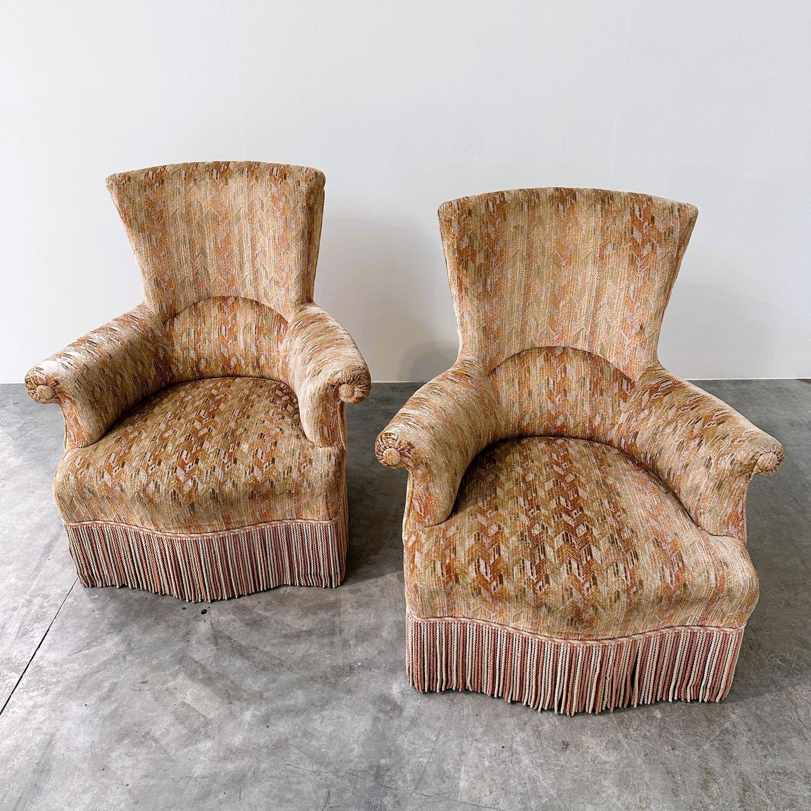 photo furniture Stel sculptural Hollywood Regency fauteuils met franjerok, jaren 1970