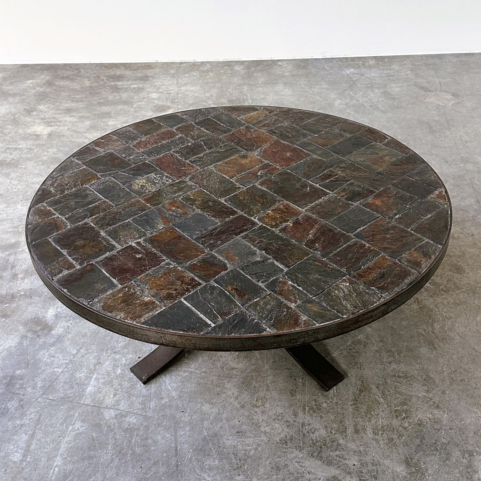 Ronde salontafel met leisteen mozaïek en sculptuurachtig metalen onderstel, jaren 1970