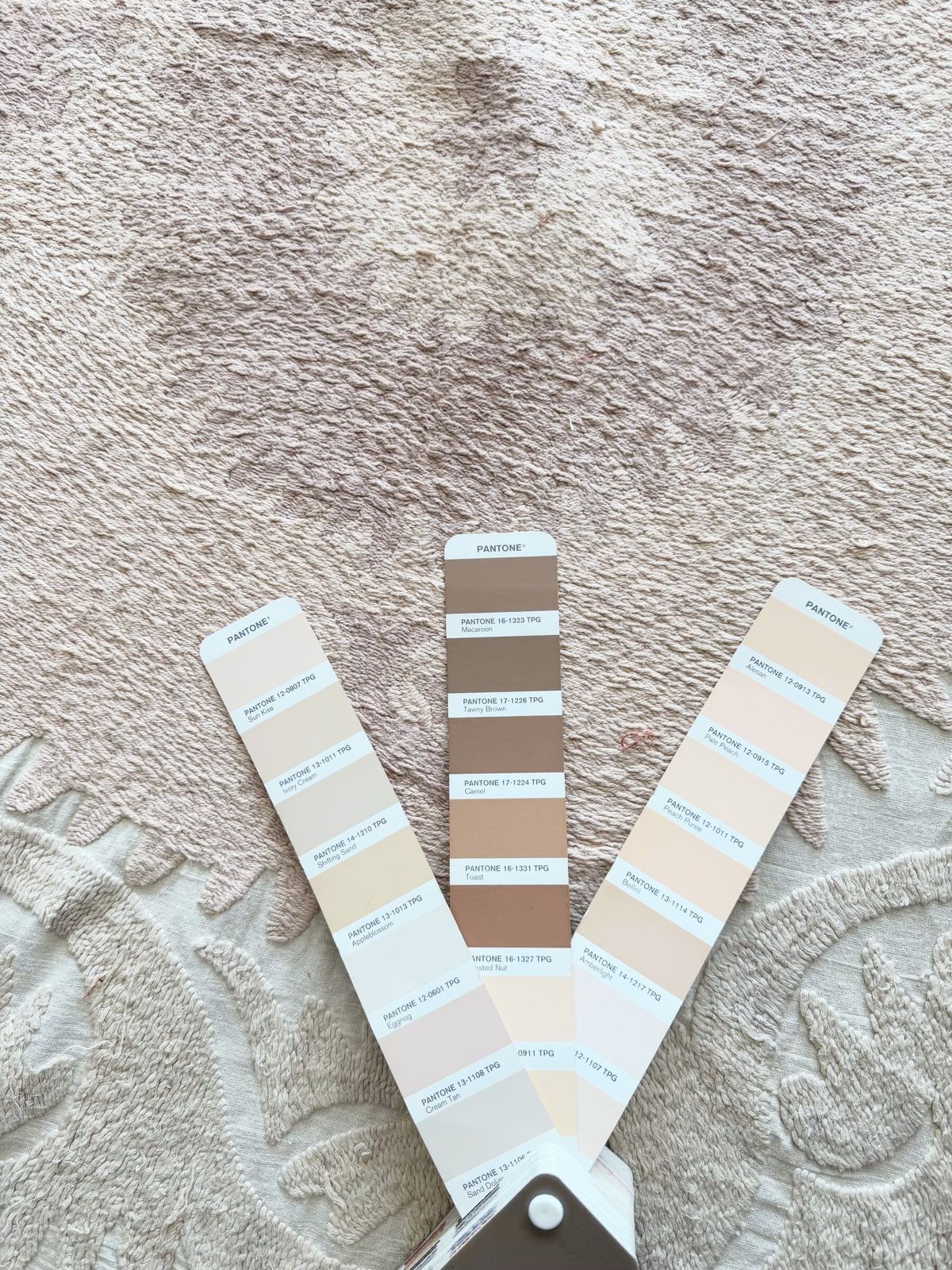 photo for sale Suzani brodé, décoration murale, nappe ouzbèke beige neutre, 133 x 144 cm
