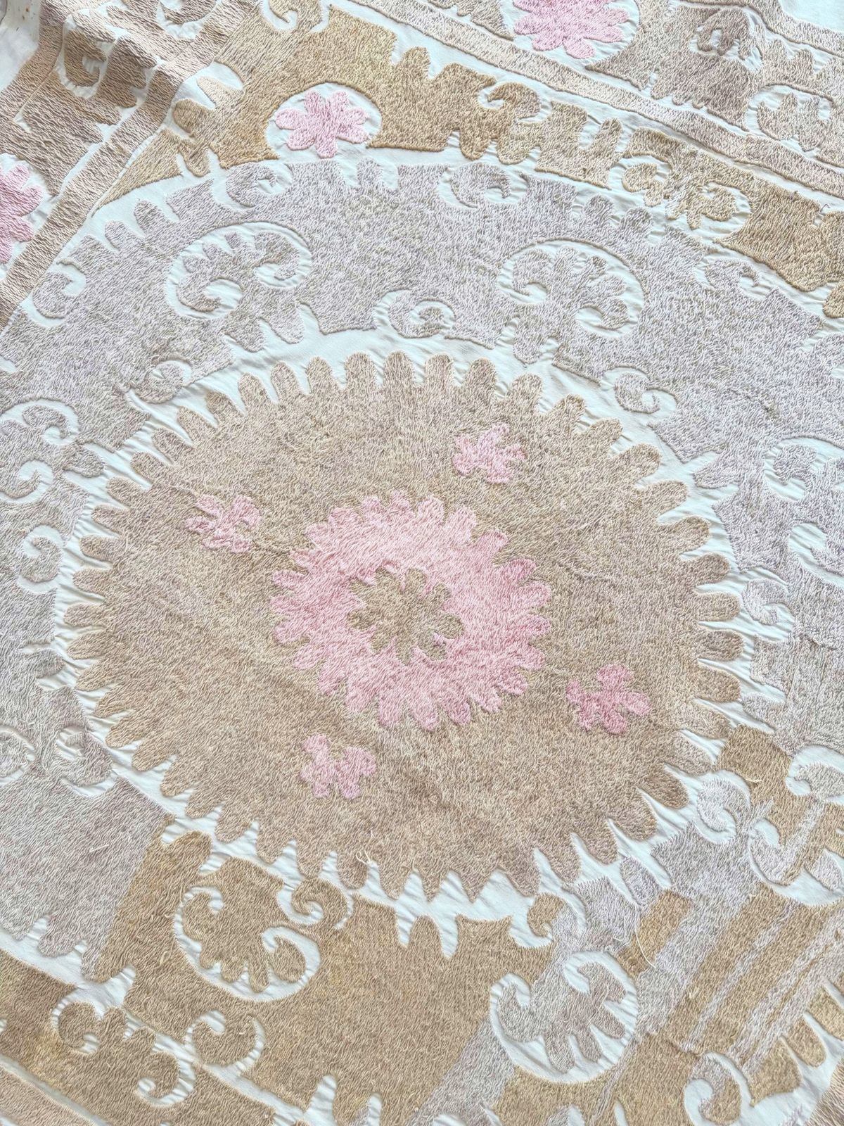 photo for sale Handgemaakte Suzani Tafelkleed Uit Oezbekistan, 130 x 160 cm