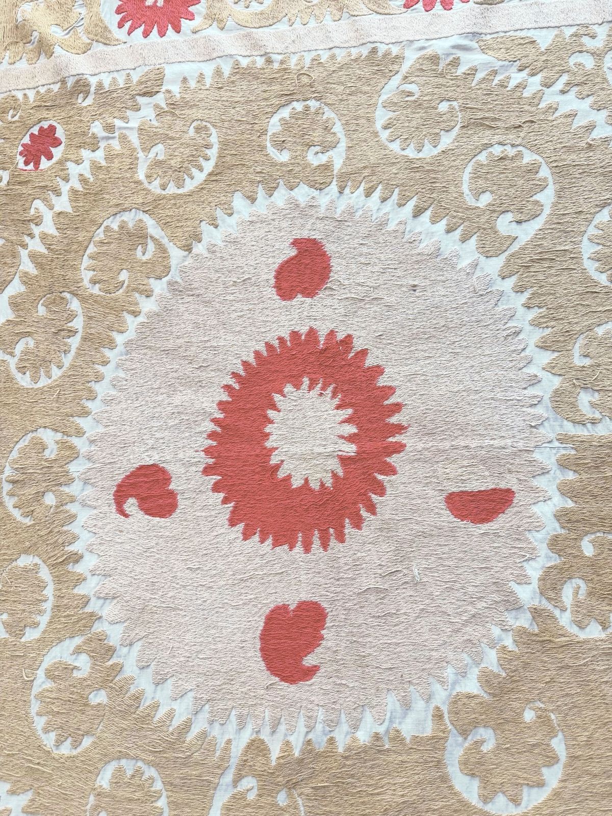Suzani vintage brodé, tons neutres beige, Asie, 130 x 153 cm