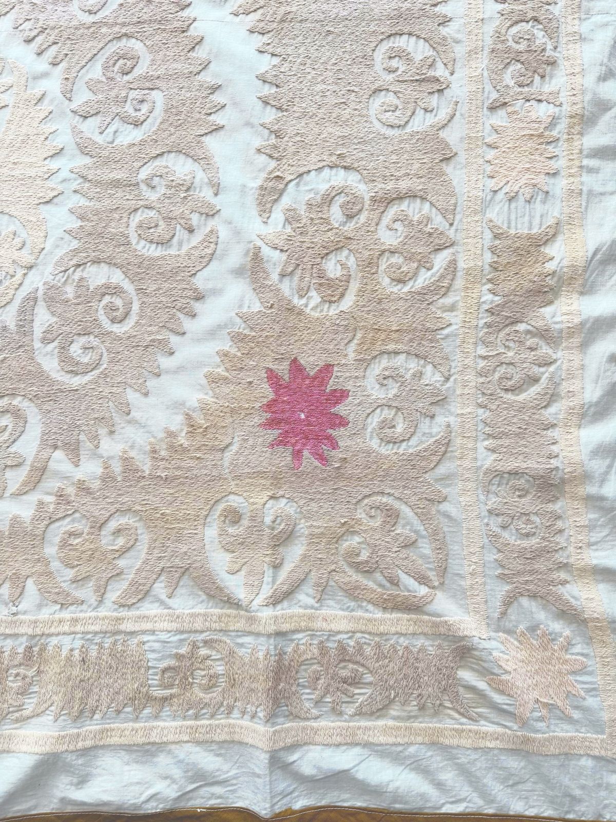 photo for sale Suzani mural vintage, broderie années 1960, 128 x 153 cm