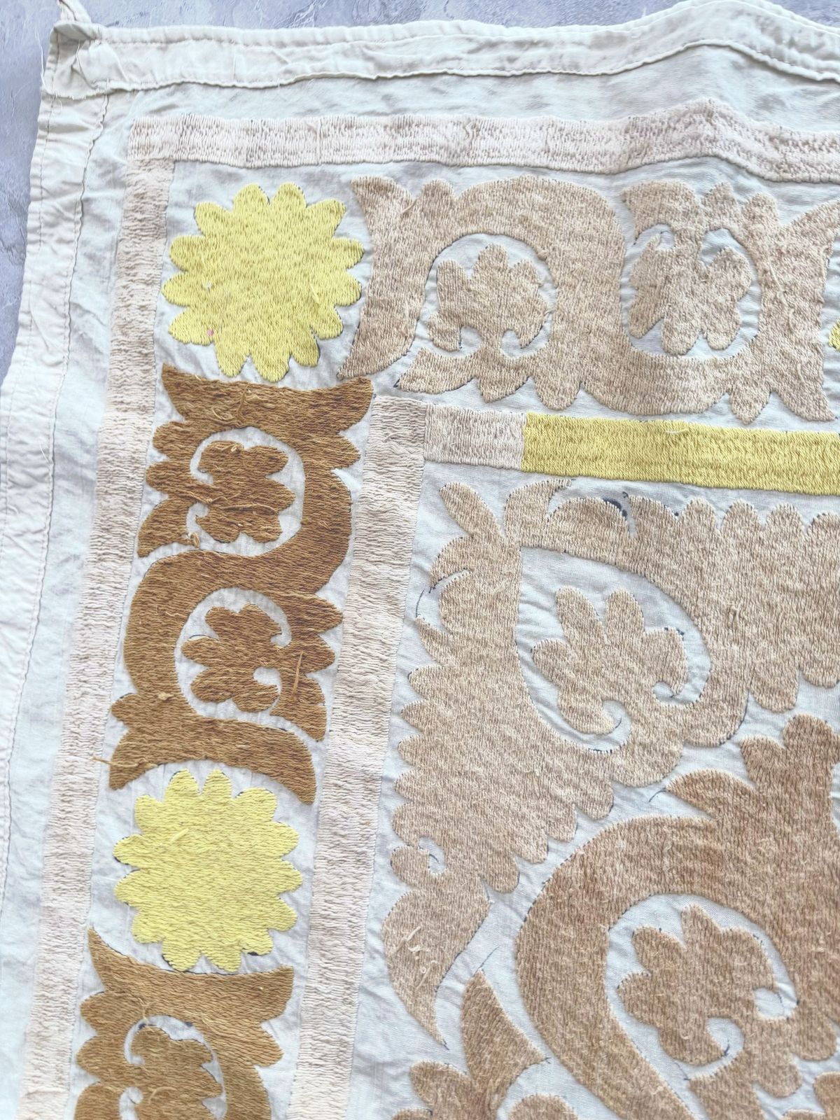 Textiel Suzani wandtapijt, neutraal beige, Tasjkent borduurwerk, 128 x 142 cm photo