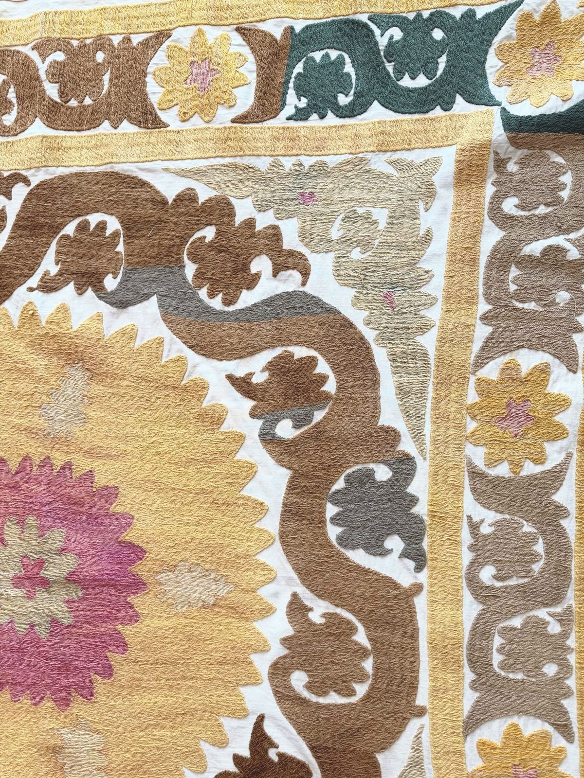 photo furniture Suzani Tribal Textiel, Terracotta Oezbeeks Tafelkleed 128 x 131 cm