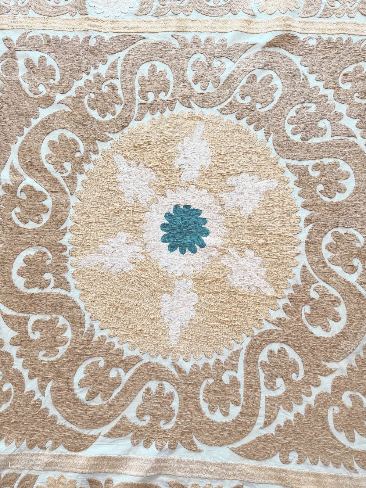 Suzani geborduurd wandkleed, neutraal beige, Aziatisch borduurwerk, 127 x 135 cm