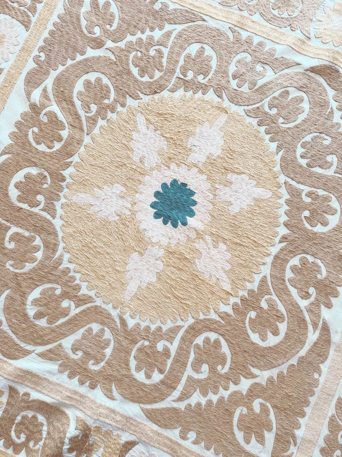 243.0 Suzani geborduurd wandkleed, neutraal beige, Aziatisch borduurwerk, 127 x 135 cm photo