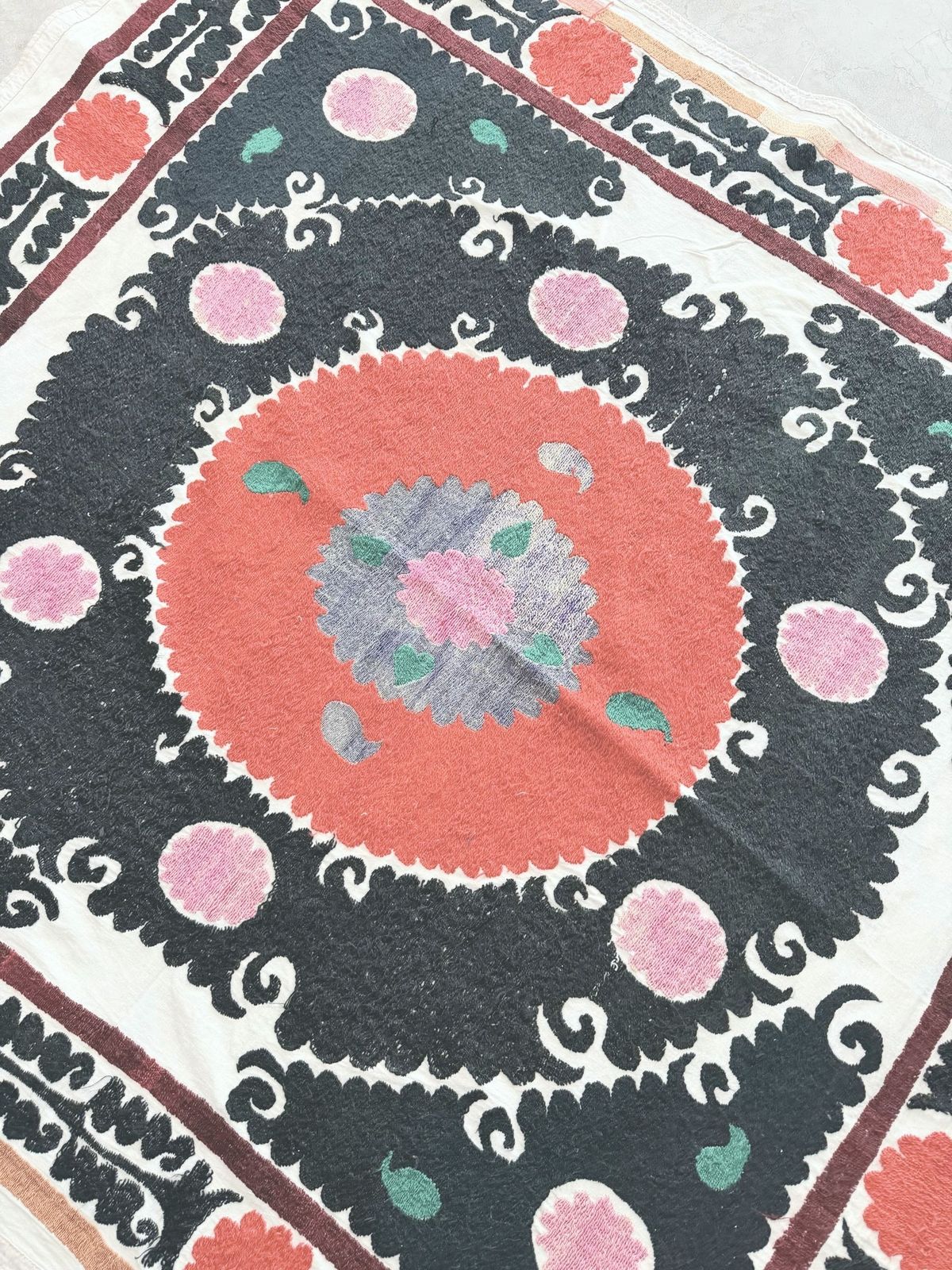 Suzani Tafelkleed Neutraal Grijs Samarkand Borduurwerk 127 x 135 cm photo vintage