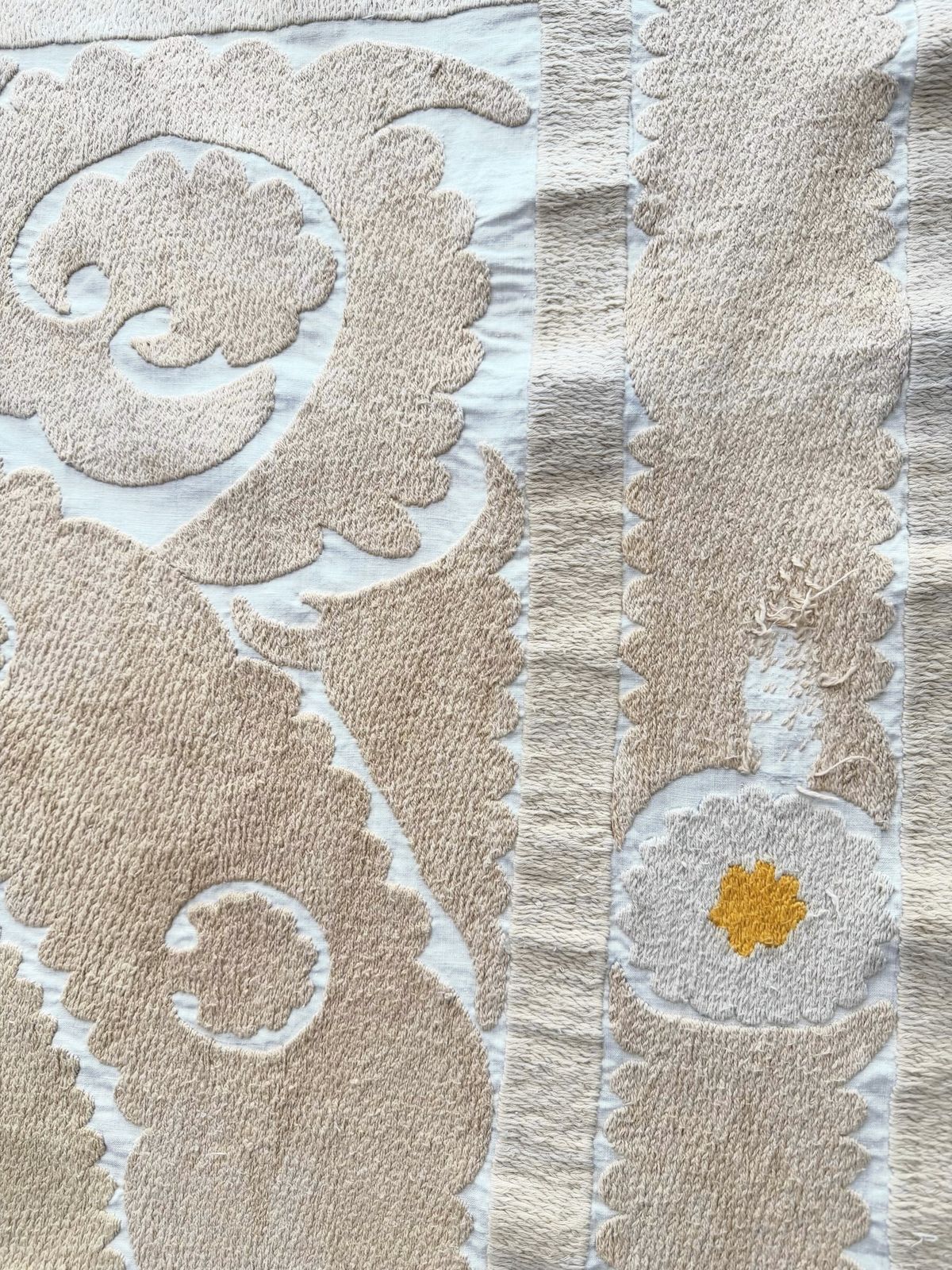 photo vinterior Suzani mural, nappe ouzbèke ton neutre beige, 123 x 147 cm