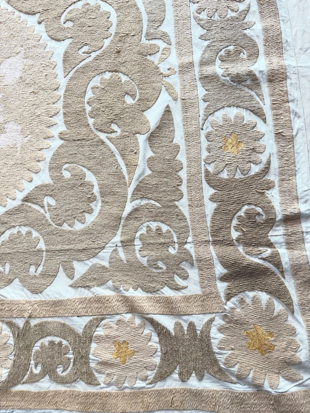 photo furniture Tenture murale suzani brodée, coloris beige neutre, Ouzbékistan, 123 x 144 cm