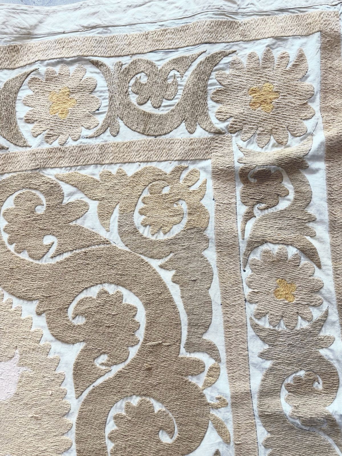 photo vinterior Tenture murale suzani brodée, coloris beige neutre, Ouzbékistan, 123 x 144 cm