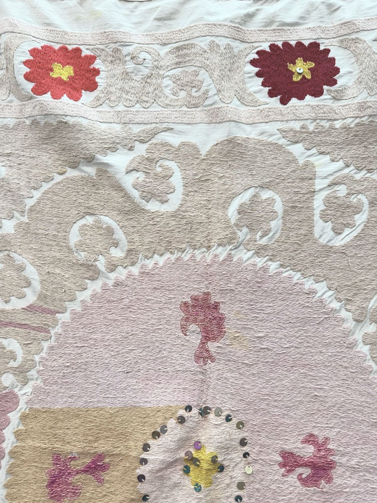 photo furniture Broderie suzani tribale de Tachkent, décoration murale, 122 x 131 cm