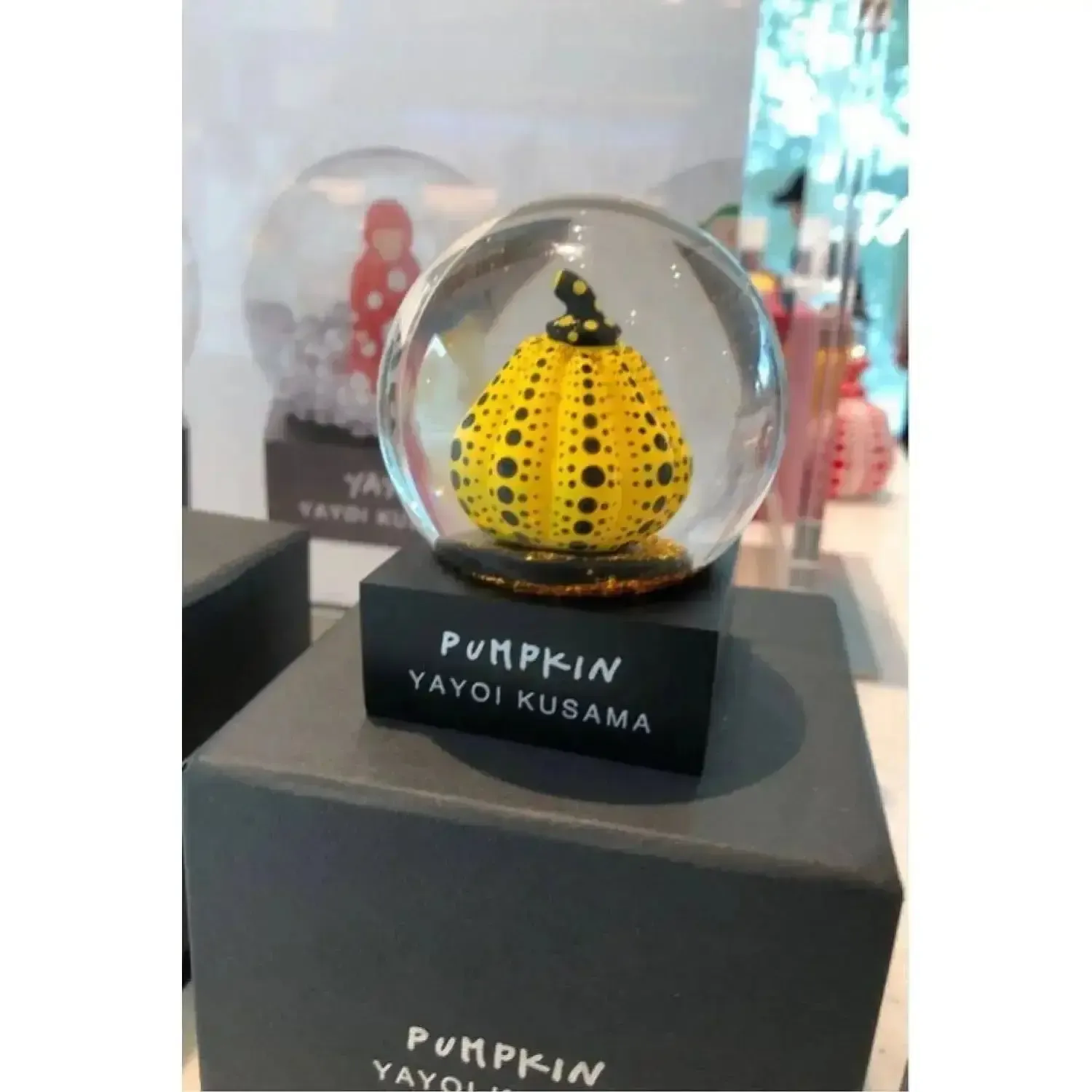 Sculpture Yayoi Kusama Snow Dome Yellow Pumpkin, édition limitée photo for sale