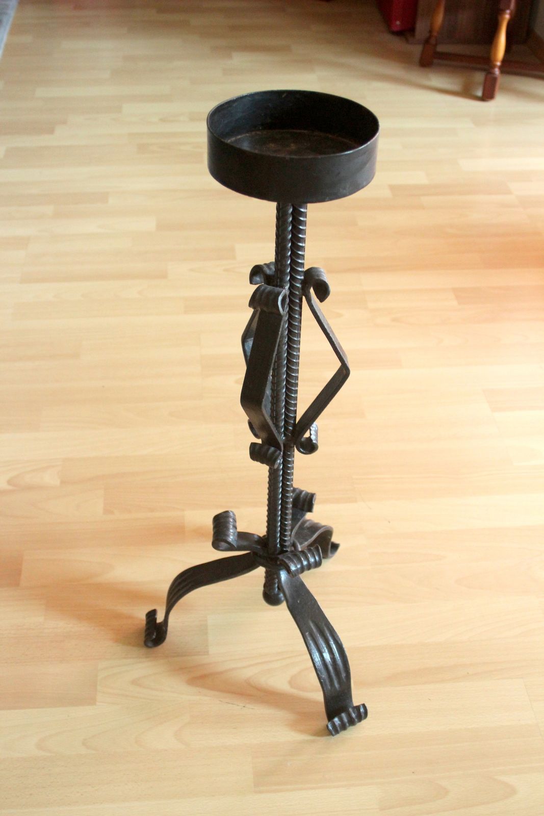 Smeedijzeren kandelaar, zwaar en handgemaakt voor grotere kaarsen – hoogte ca. 68 cm photo furniture