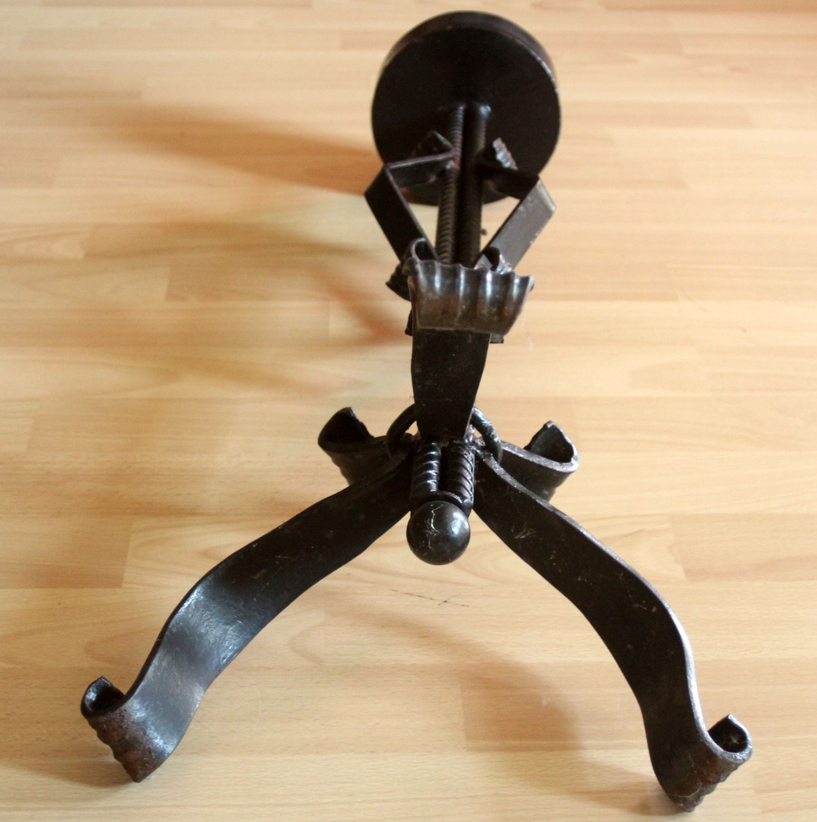 Smeedijzeren kandelaar, zwaar en handgemaakt voor grotere kaarsen – hoogte ca. 68 cm photo vintage