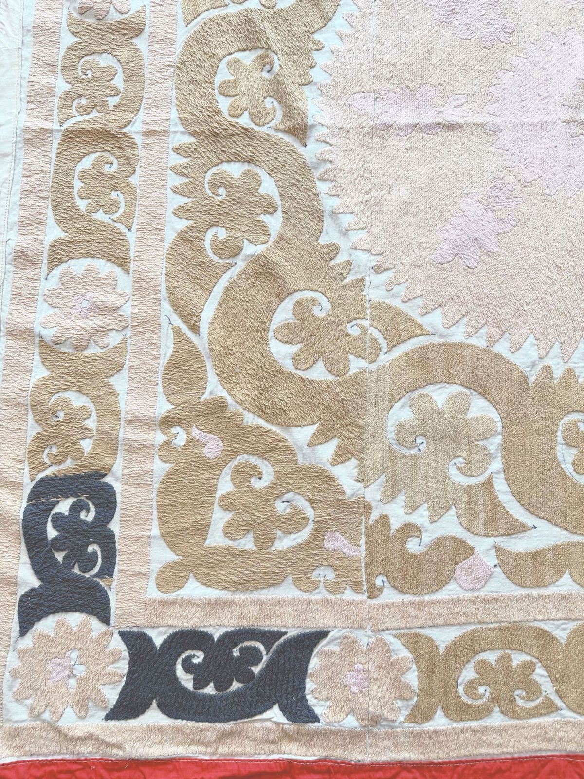Suzani Tafelkleed, Neutraal Beige Oezbeeks Tafelkleed 135 x 137 cm photo Textiel
