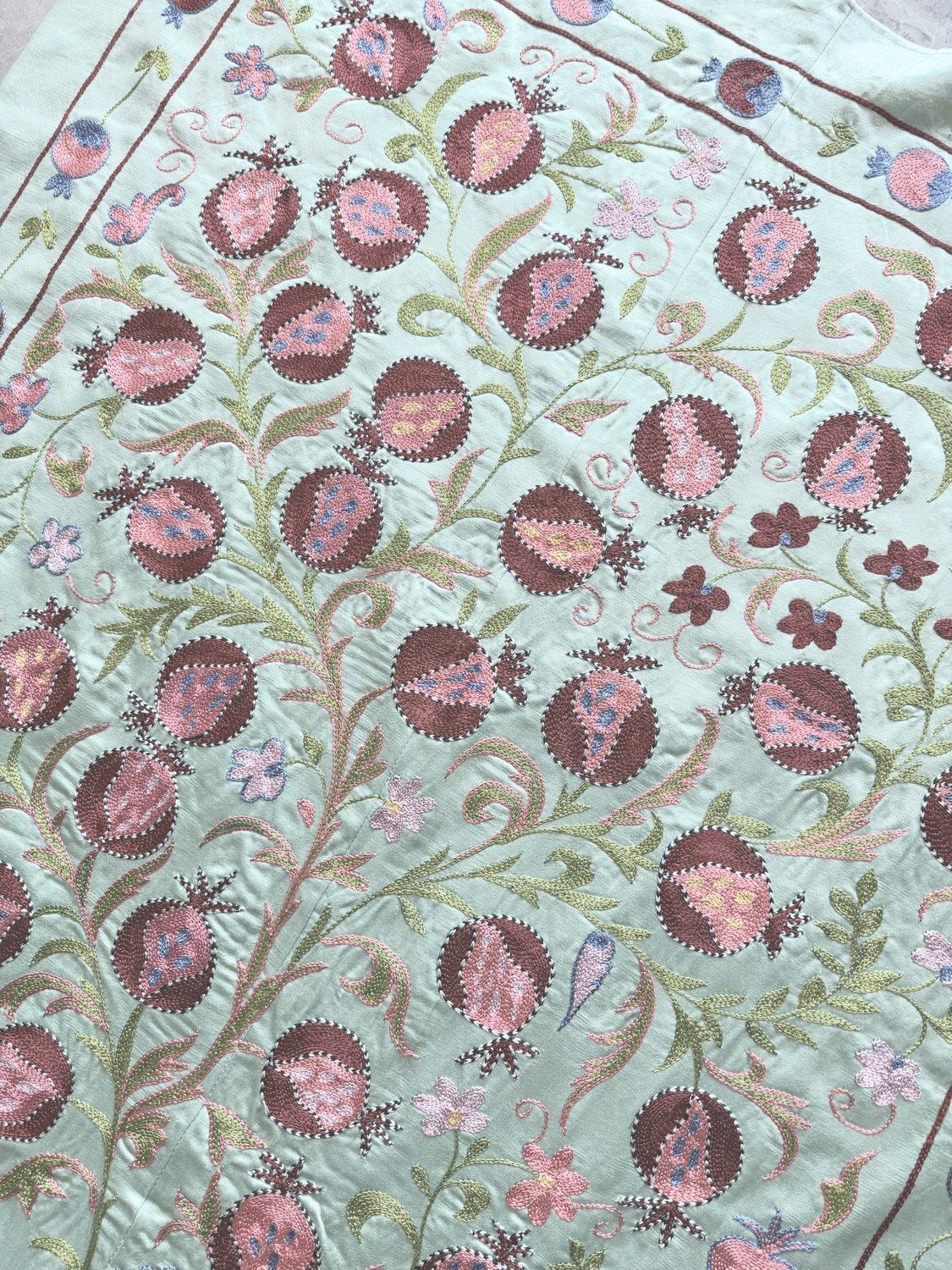 Grande suzani brodée à la main, décor mural, coloris beige neutre, 105 x 190 cm photo 282.0
