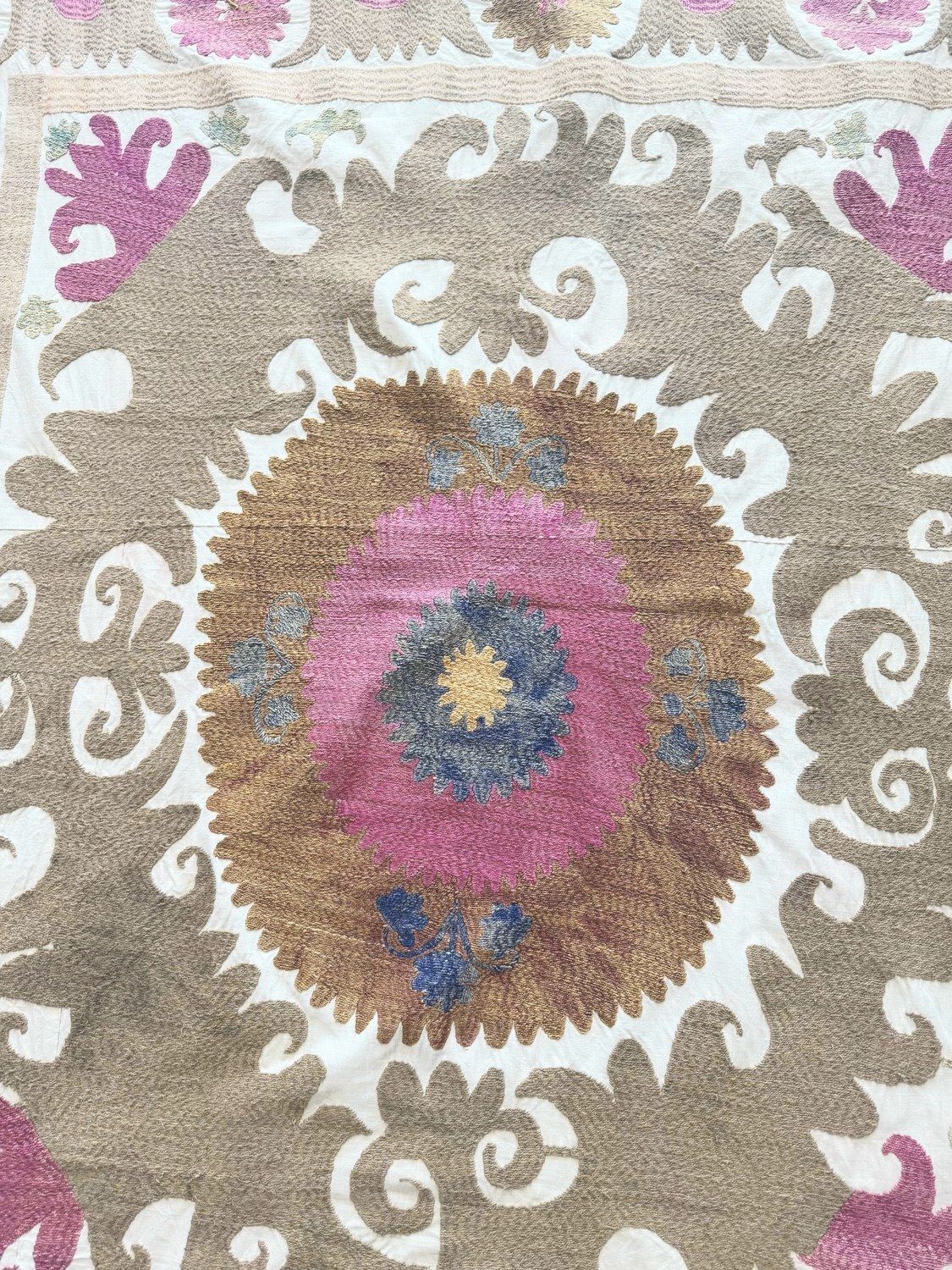 Suzani Tapestry Rode Tashkent Borduurwerk 121 x 133 cm photo furniture