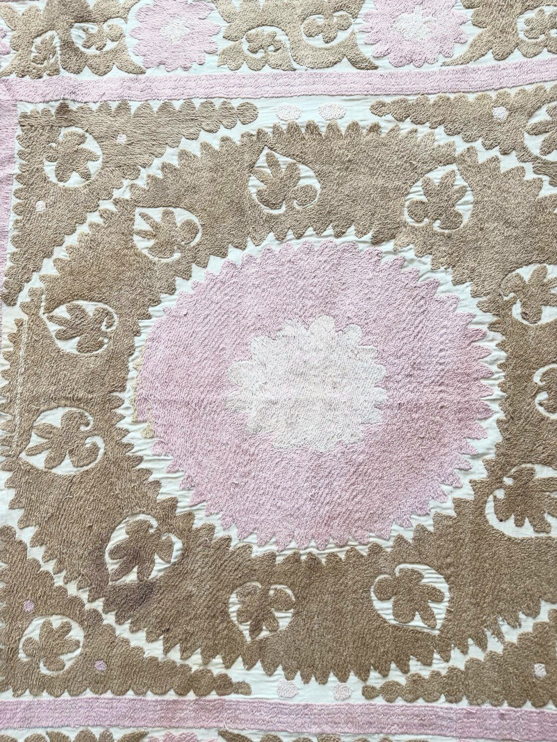 Neutrale Beige Suzani Textiel Wanddecoratie 123 x 124 cm photo furniture