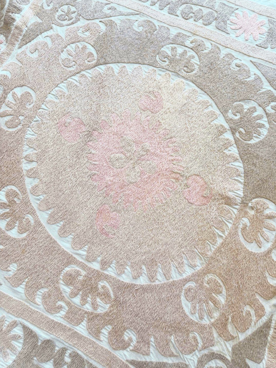 photo for sale Suzani wanddecoratie, neutraal beige Oezbeeks tafelkleed, 123 x 132 cm