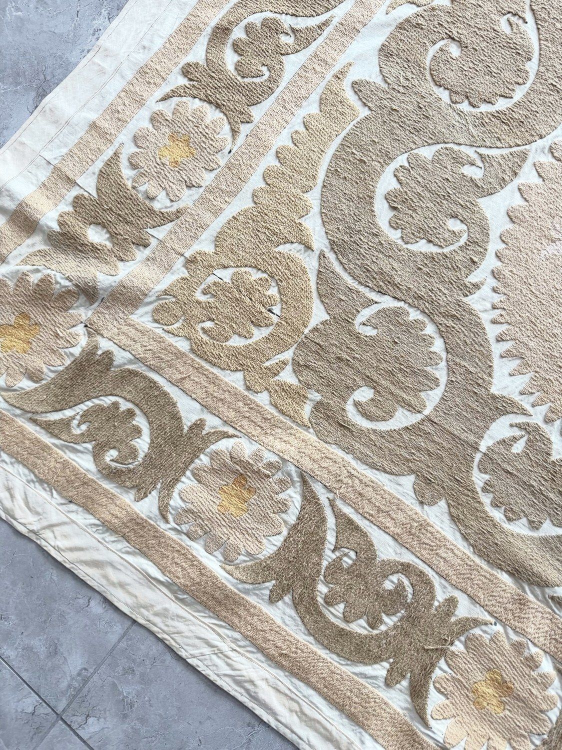 Tenture murale suzani brodée, coloris beige neutre, Ouzbékistan, 123 x 144 cm photo Textiles