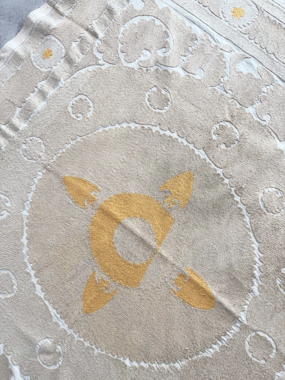 Suzani wandtapijt, neutraal beige Oezbeeks tafelkleed 123 x 147 cm photo vinterior
