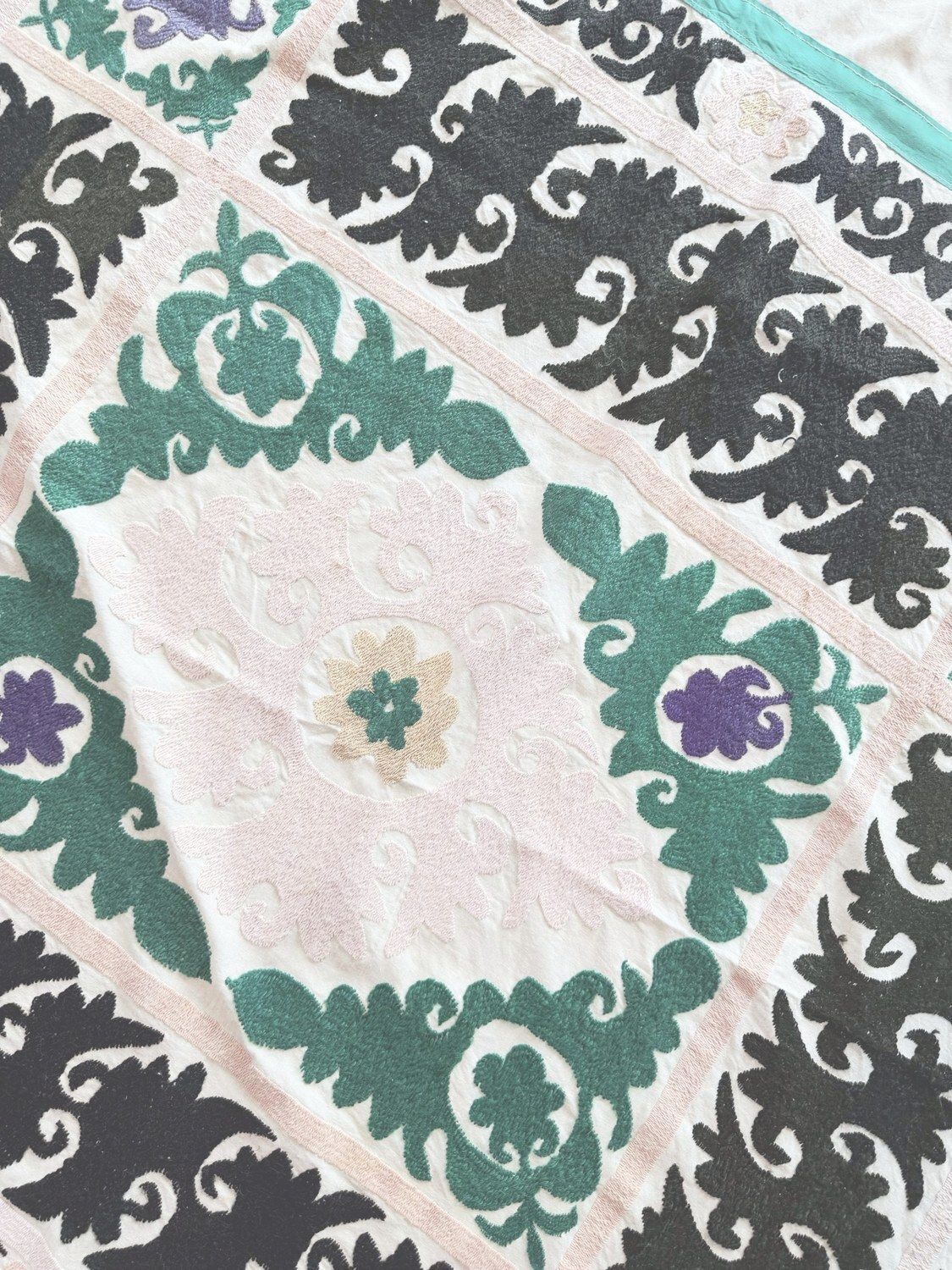 Suzani d'Asie centrale, décoration murale, coloris beige neutre - 124 x 124 cm photo 220.0