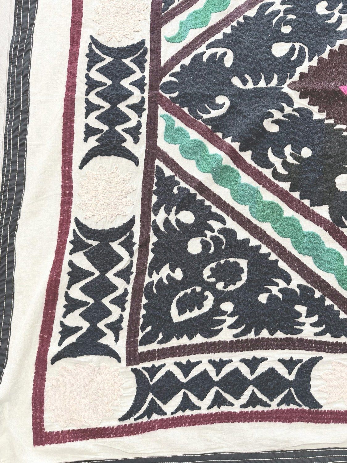 Nappe suzani des années 1960, Boukhara, 124 x 146 cm photo for sale