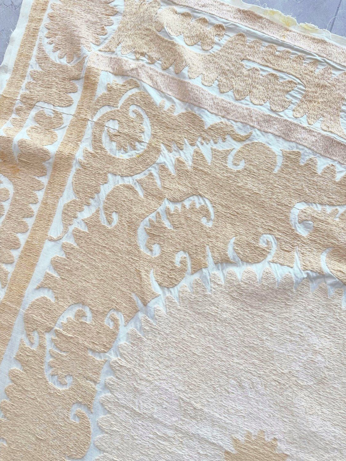 Neutrale Beige Centraal-Aziatische Suzani Tribale Textiel 127 x 134 cm photo vinterior