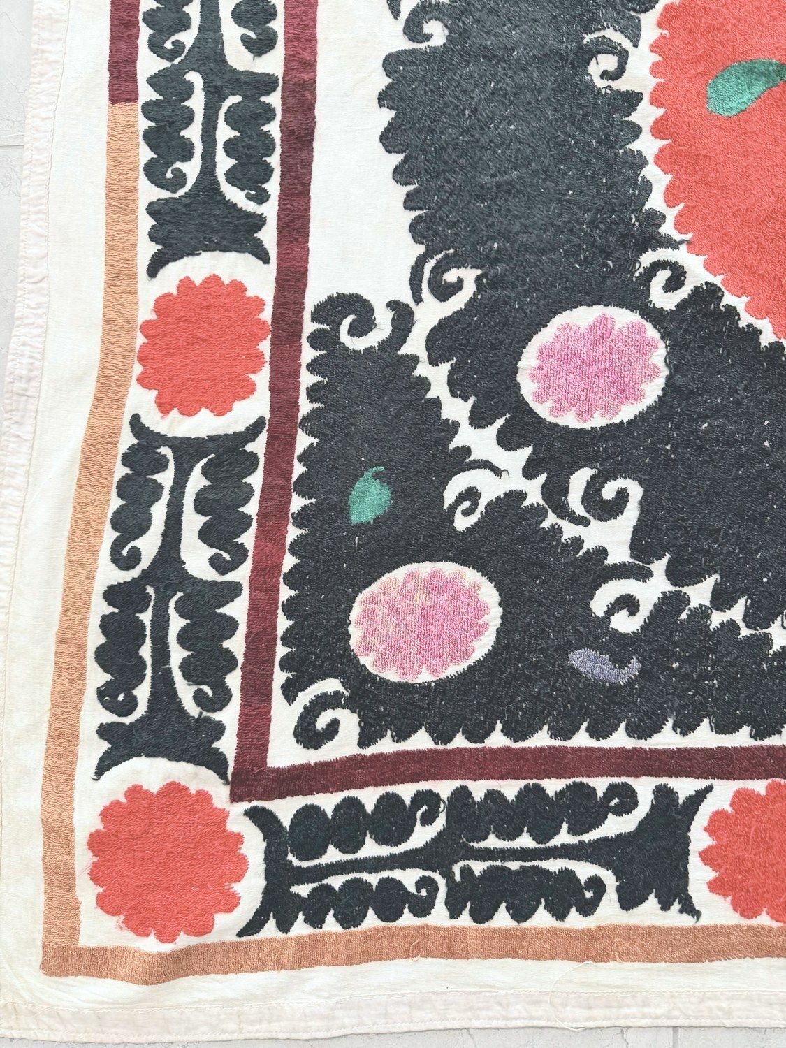 Nappe suzani, broderie de Samarkand gris neutre, 127 x 135 cm photo for sale