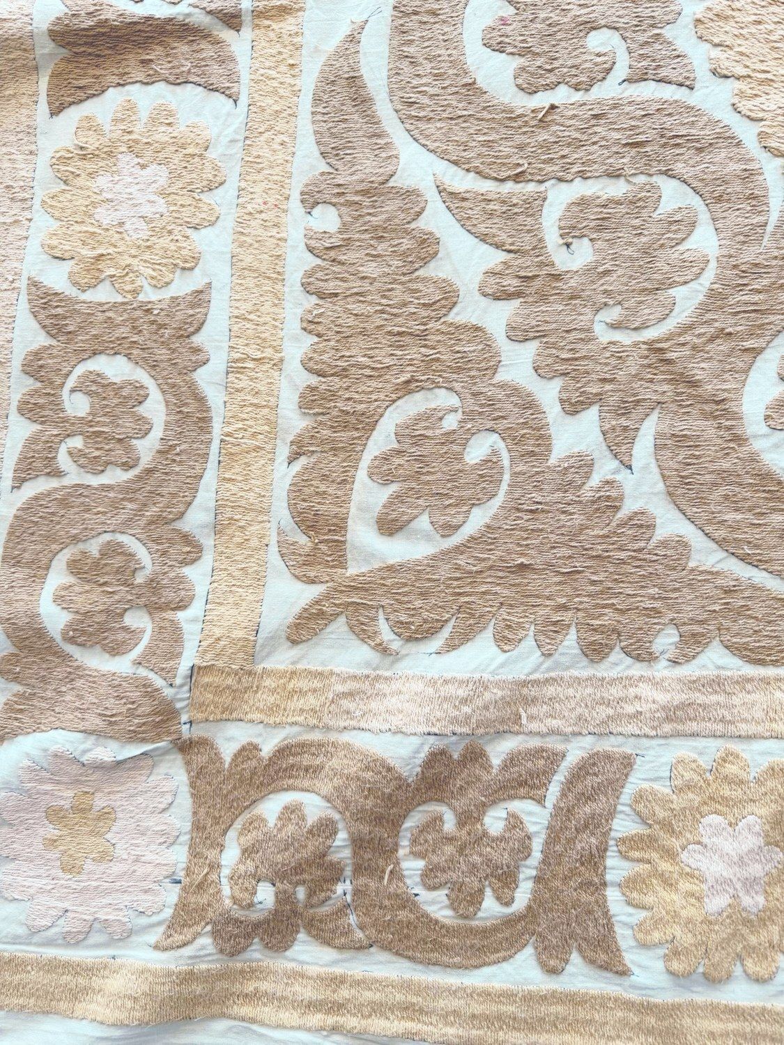Tenture murale suzani brodée, beige neutre, broderie asiatique, 127 x 135 cm photo vinterior