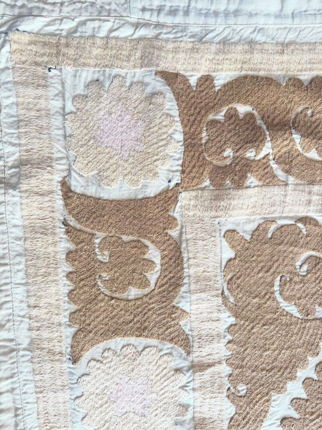 photo furniture Décoration murale Suzani brodée Boho terracotta, 127 x 145 cm