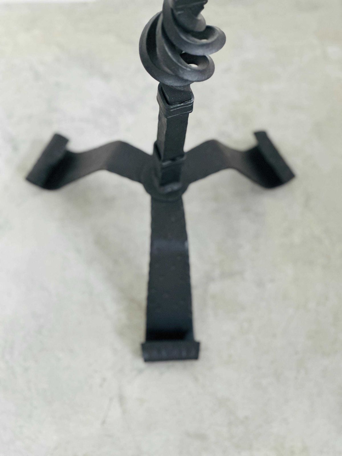 Woonaccessoires Handgesmeed smeedijzeren kandelaarsstandaard, midden 20e eeuw photo