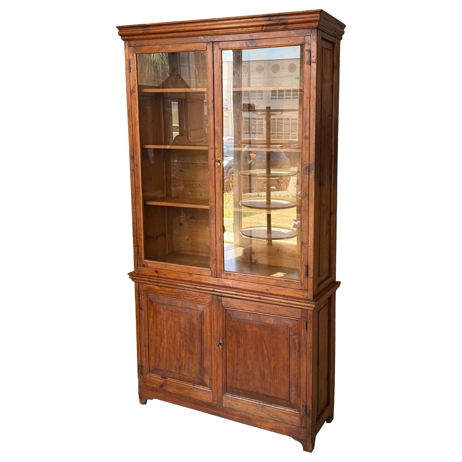 Vitrine de style provincial français avec rangement inférieur et trois étagères