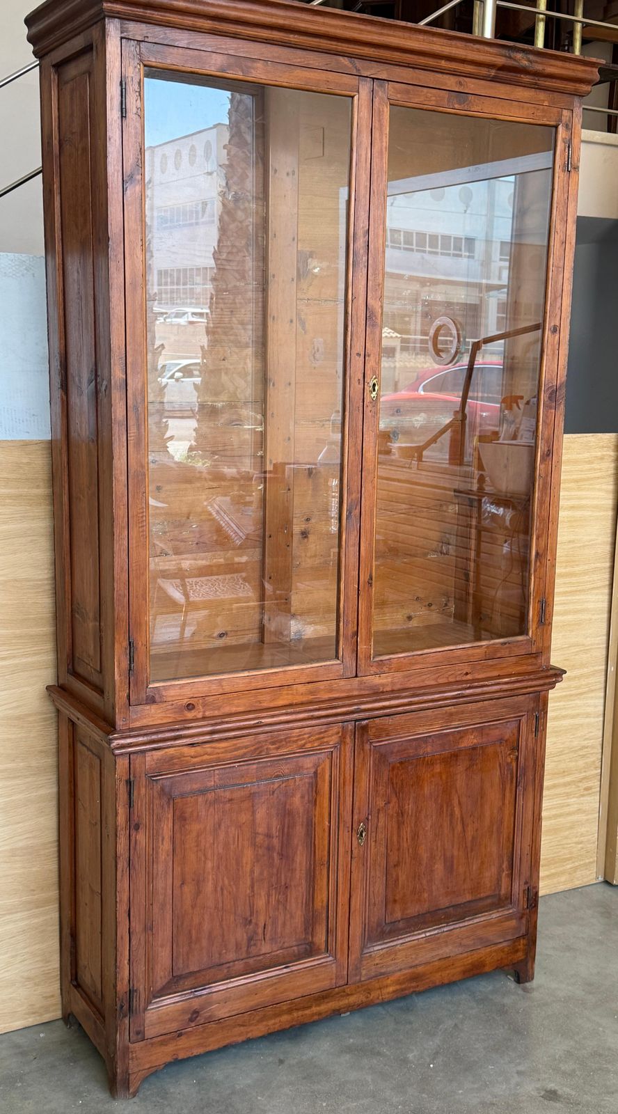 photo furniture Vitrine de style provincial français avec rangement inférieur et trois étagères