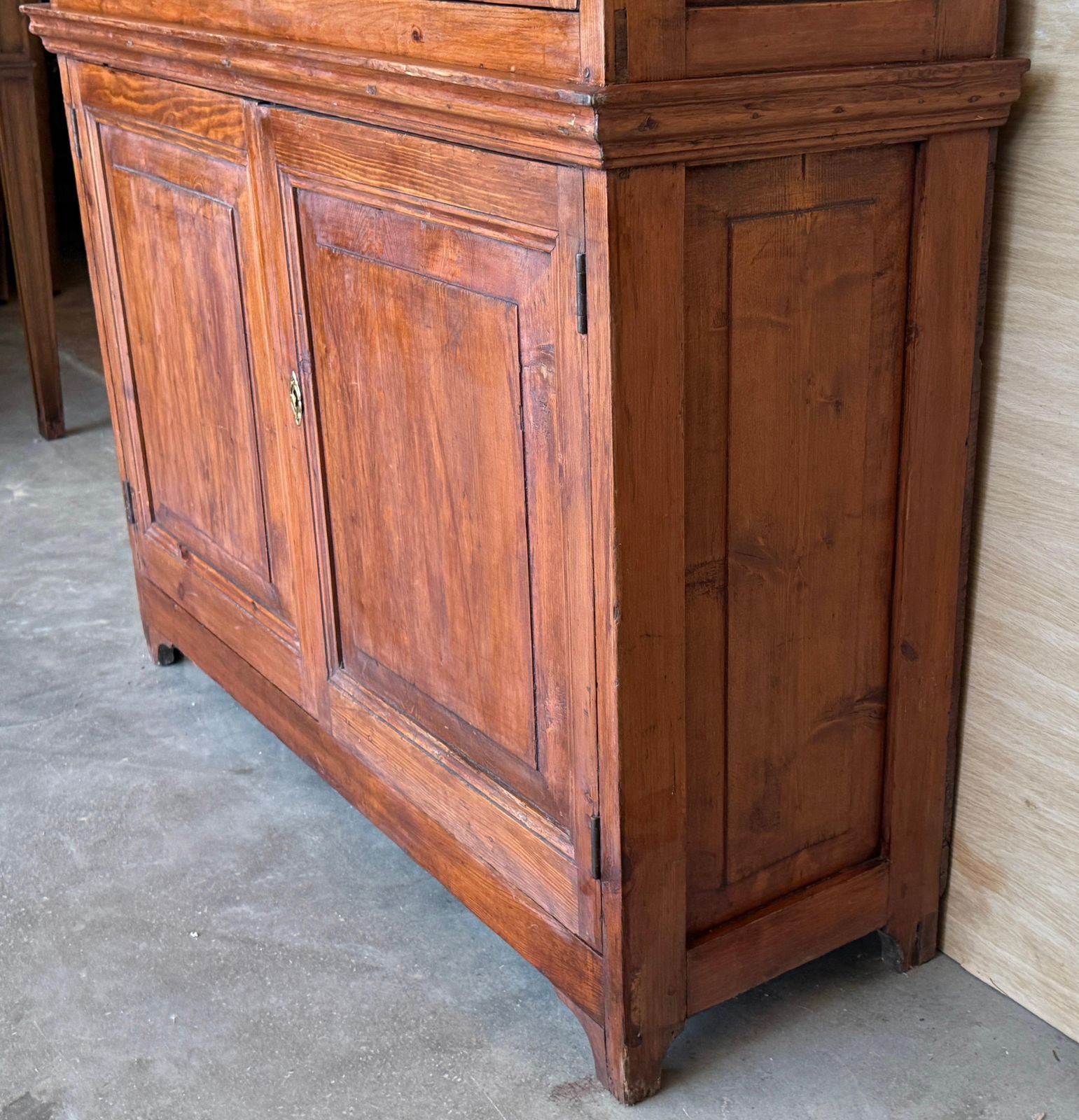 photo for sale Vitrine de style provincial français avec rangement inférieur et trois étagères
