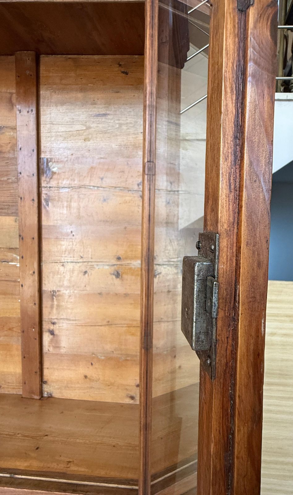 photo vinterior Vitrine de style provincial français avec rangement inférieur et trois étagères