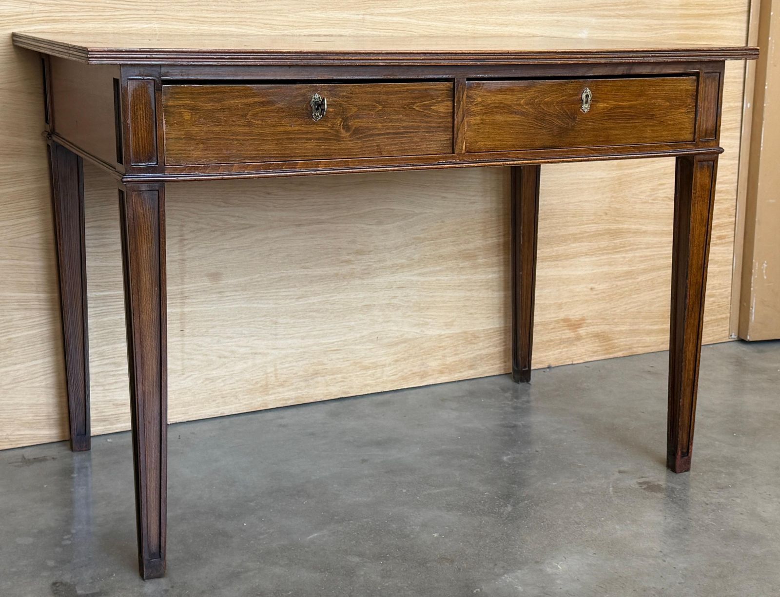 Bureau à deux tiroirs de style classique français, en noyer foncé photo furniture