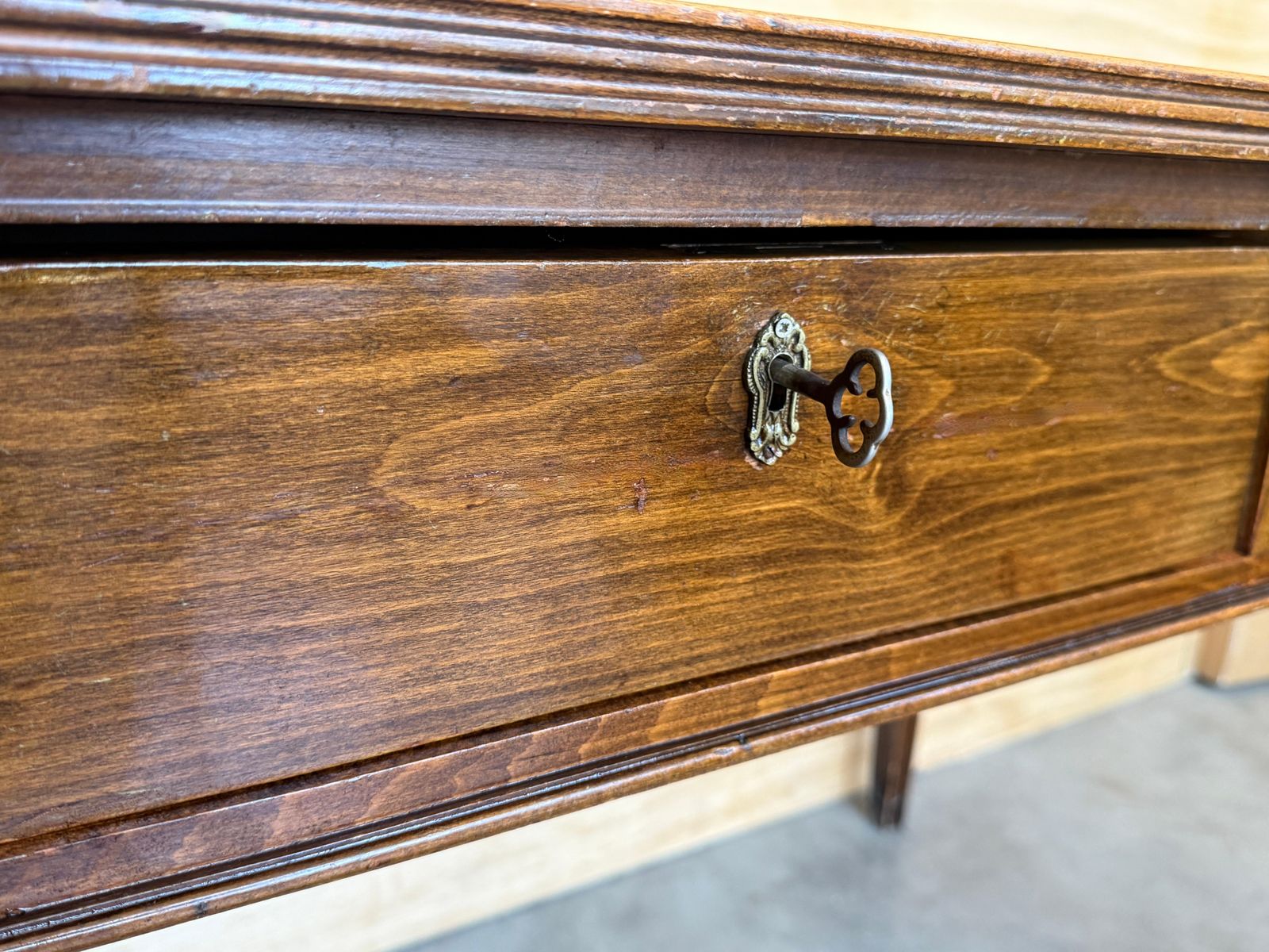 Bureau à deux tiroirs de style classique français, en noyer foncé photo vinterior