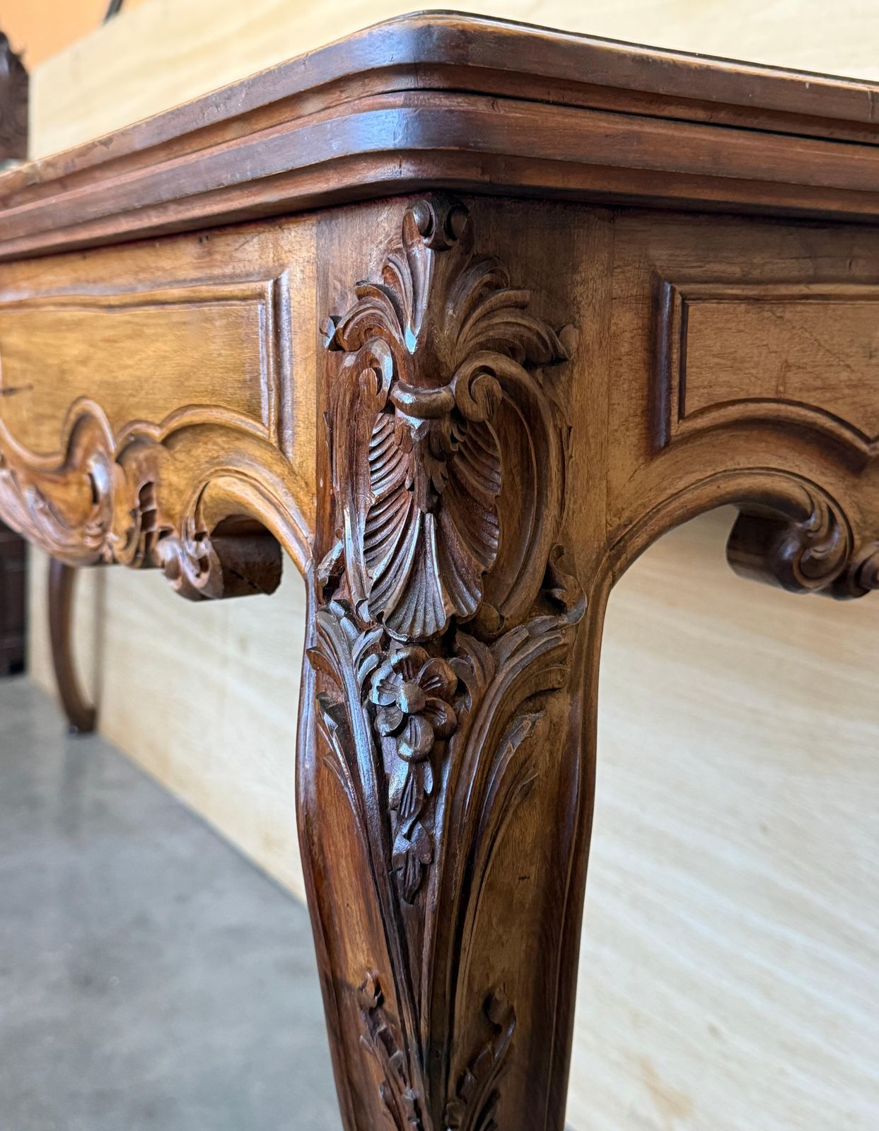 photo for sale Console convertible de style Louis XV en bois sculpté à la main
