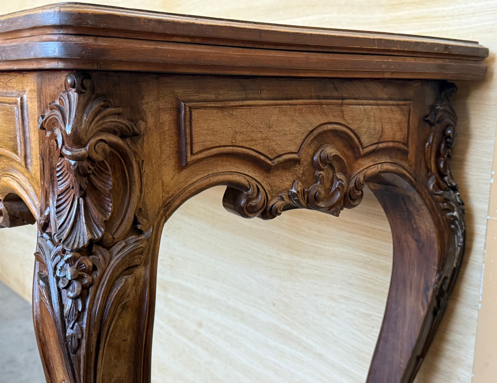Mobilier Console convertible de style Louis XV en bois sculpté à la main photo